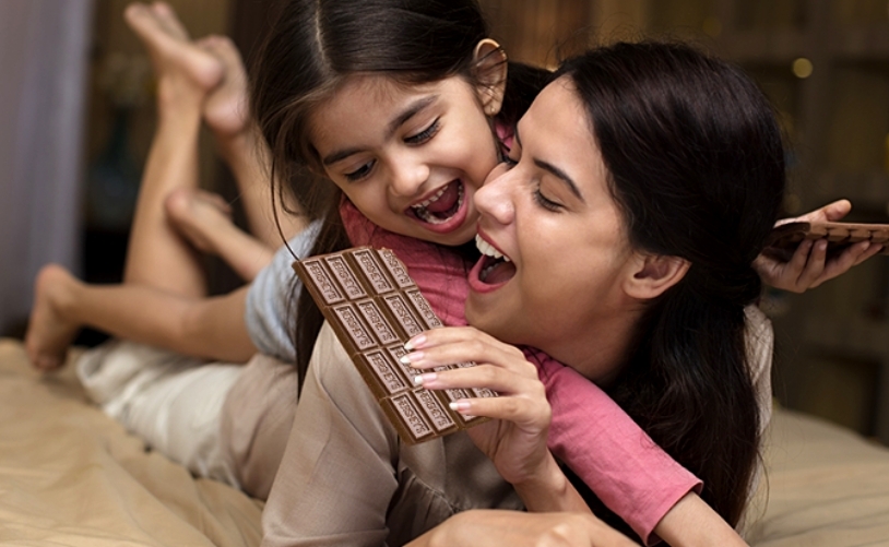 HERSHEY'S BARS Mom and daughter moment