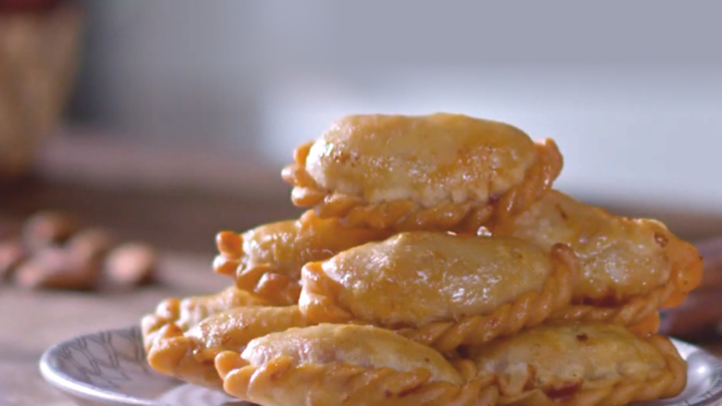 HERSHEY'S Apple Pie Gujiya Recipe