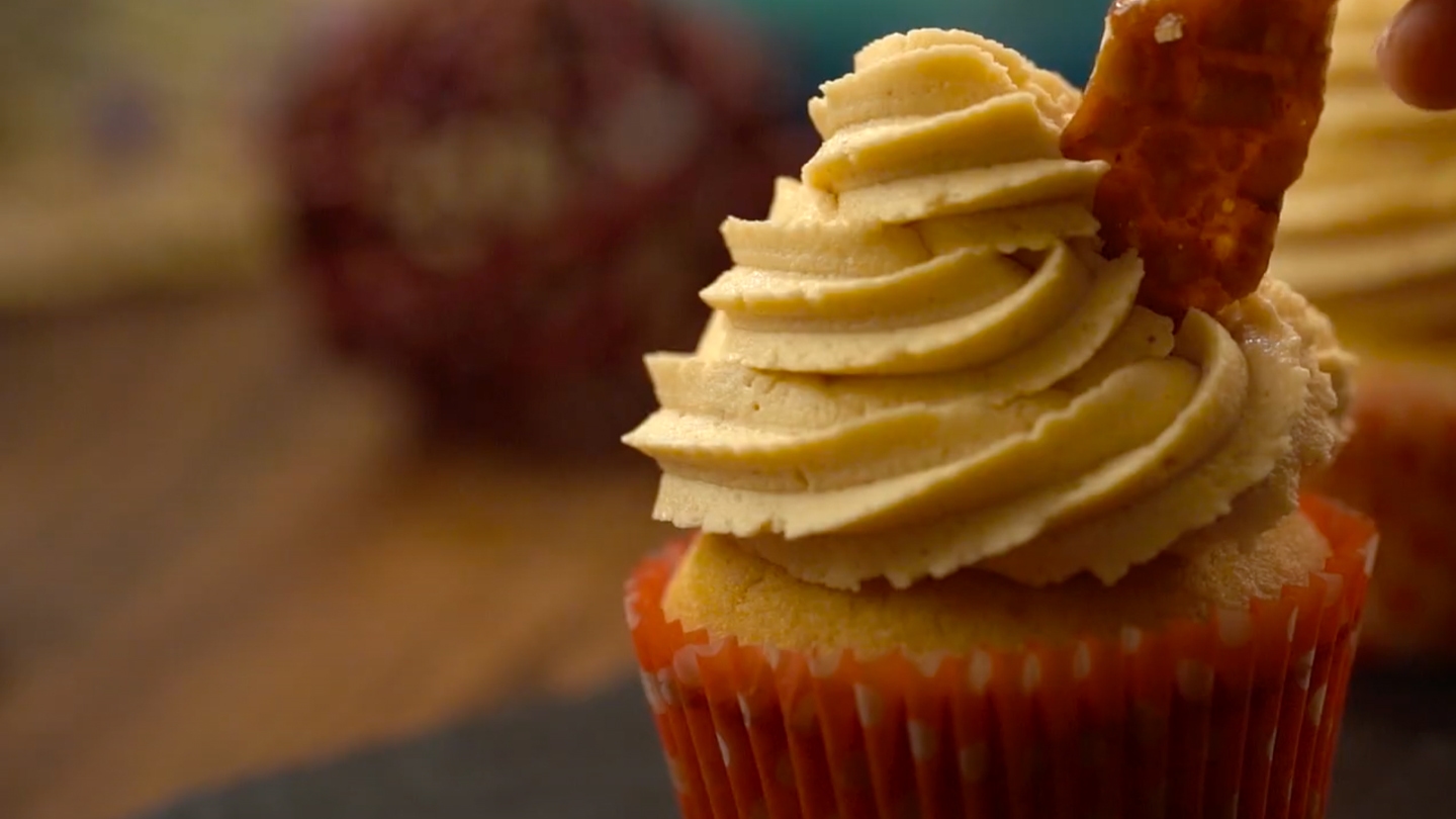 HERSHEY'S Peanut Butter Choco-Cupcakes