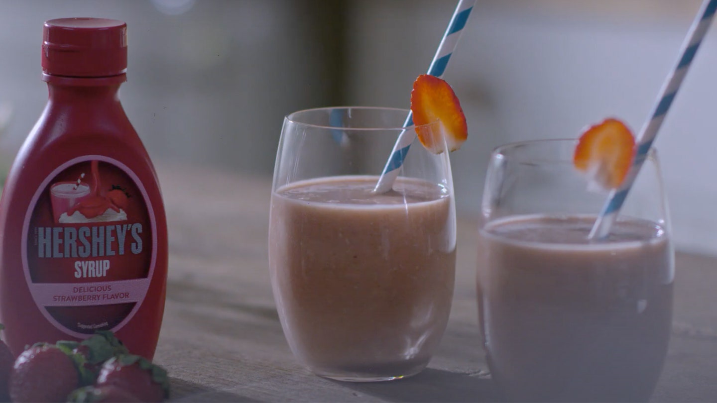 HERSHEY'S Strawberry Oats Smoothie Recipe